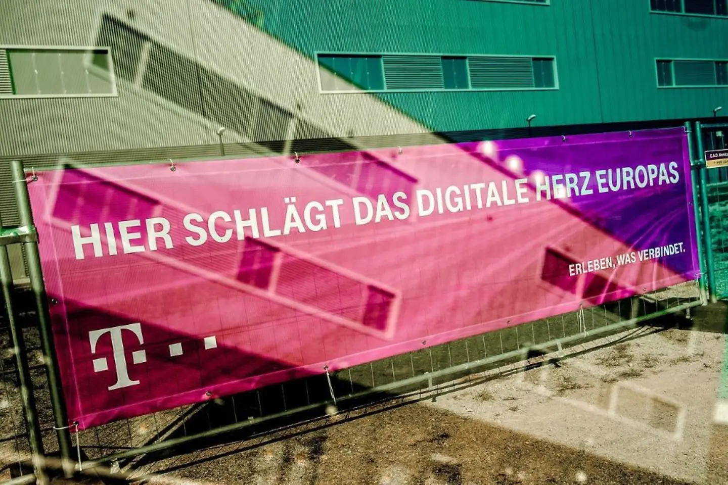 Banner „Hier schlägt das digitale Herz Europas“ vor dem Rechenzentrum in Biere