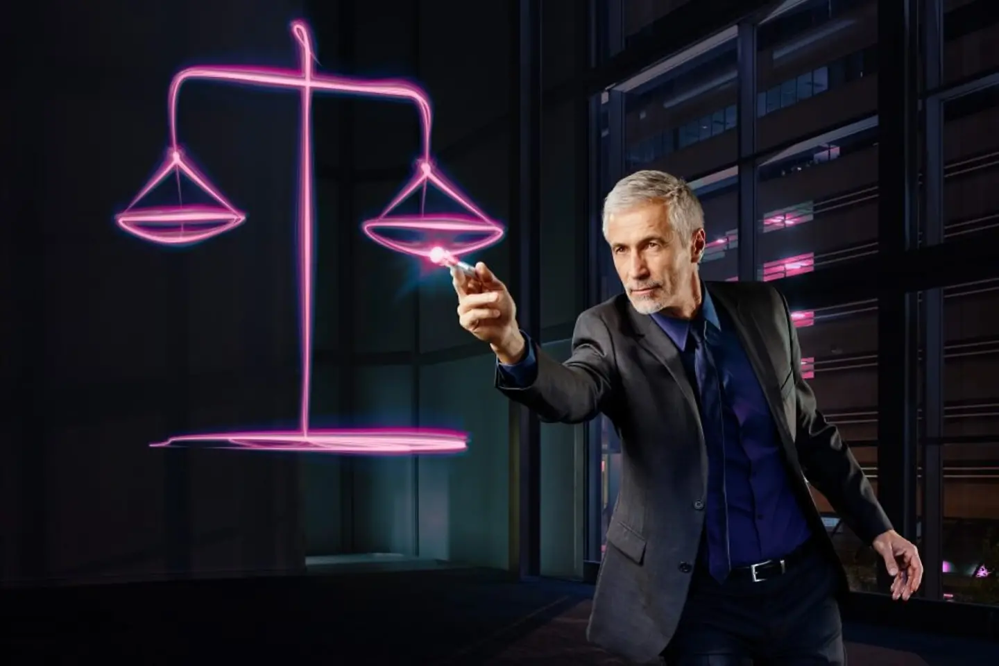 Jurist tekent magenta gerechtelijke weegschaal