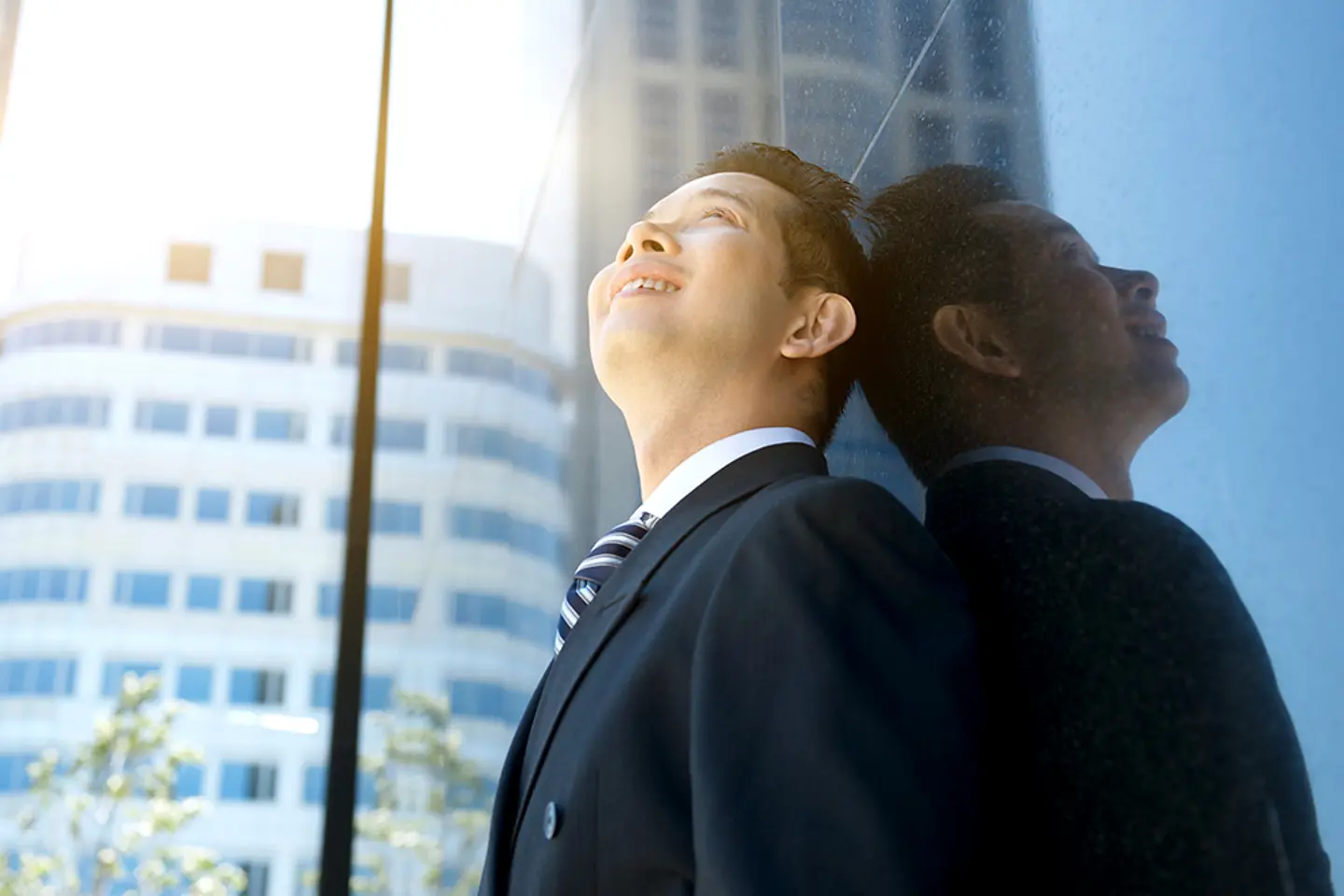 Um homem de negócios está sorrindo e olhando para cima