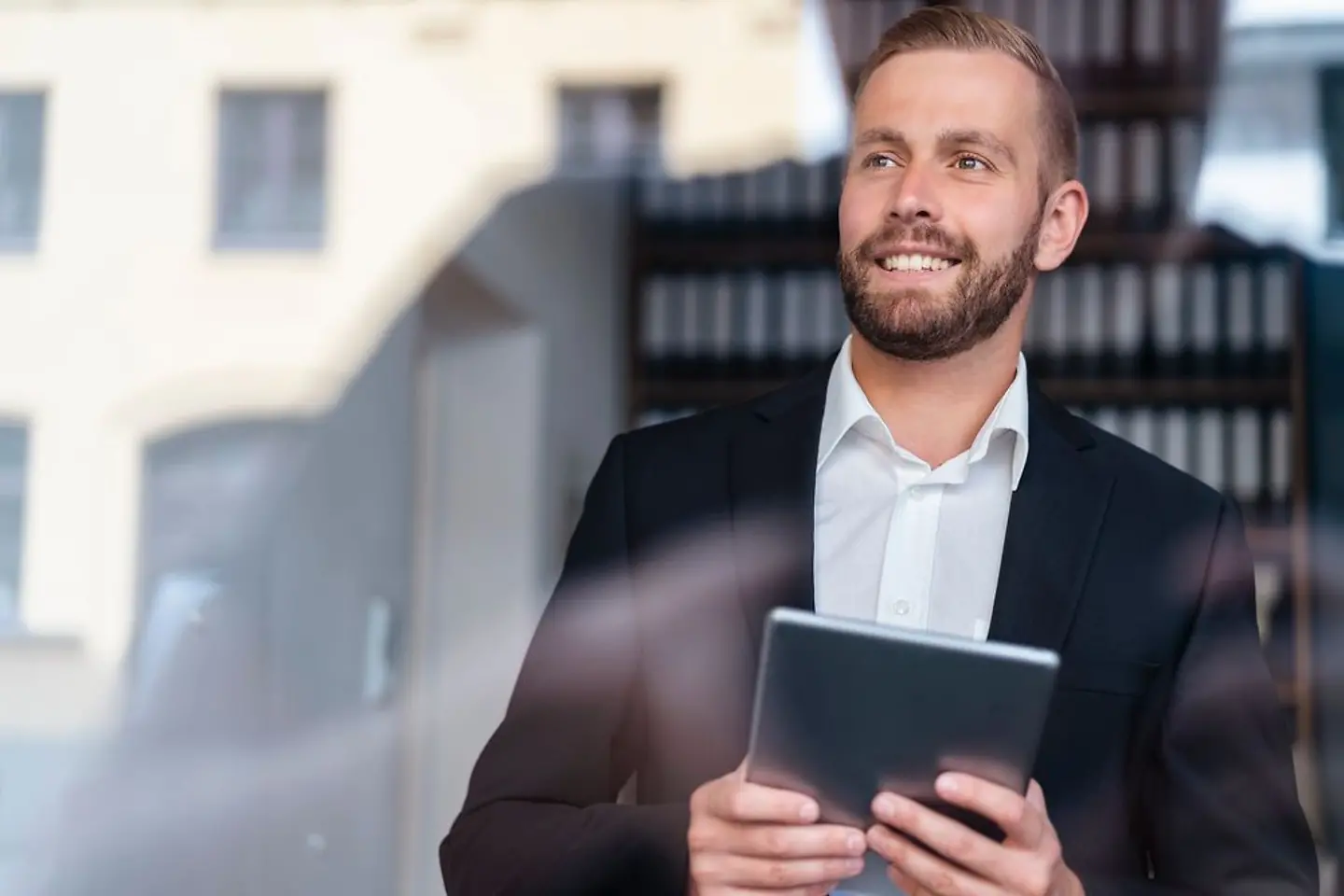 Professional using SAP clouds in tablet
