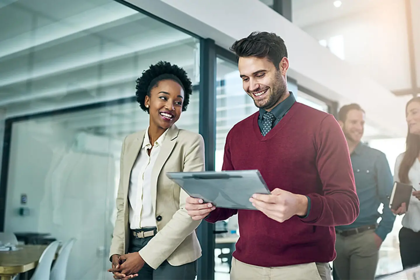 Des professionnels des RH travaillent sur un portail RH sur une tablette