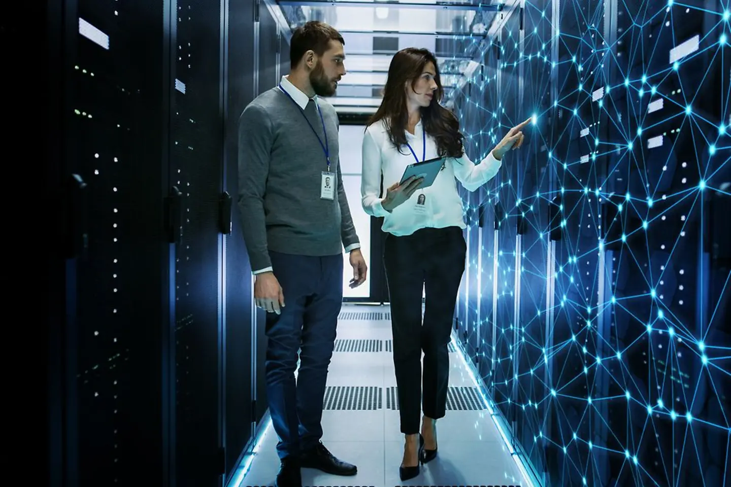 Profissionais de software que testam servidores de armazenamento de classe empresarial