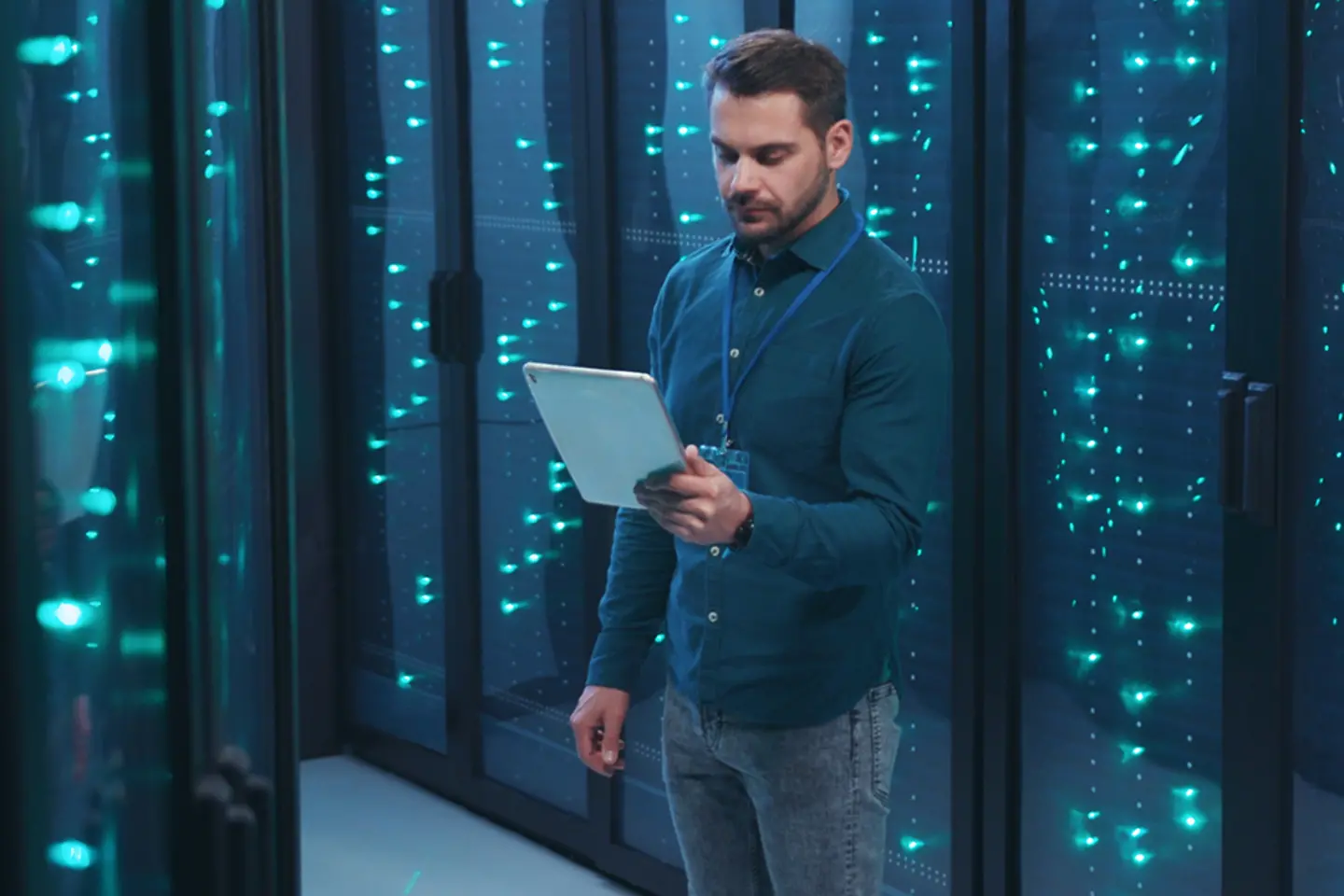 Especialista em TI com tablet em um data center de alta tecnologia