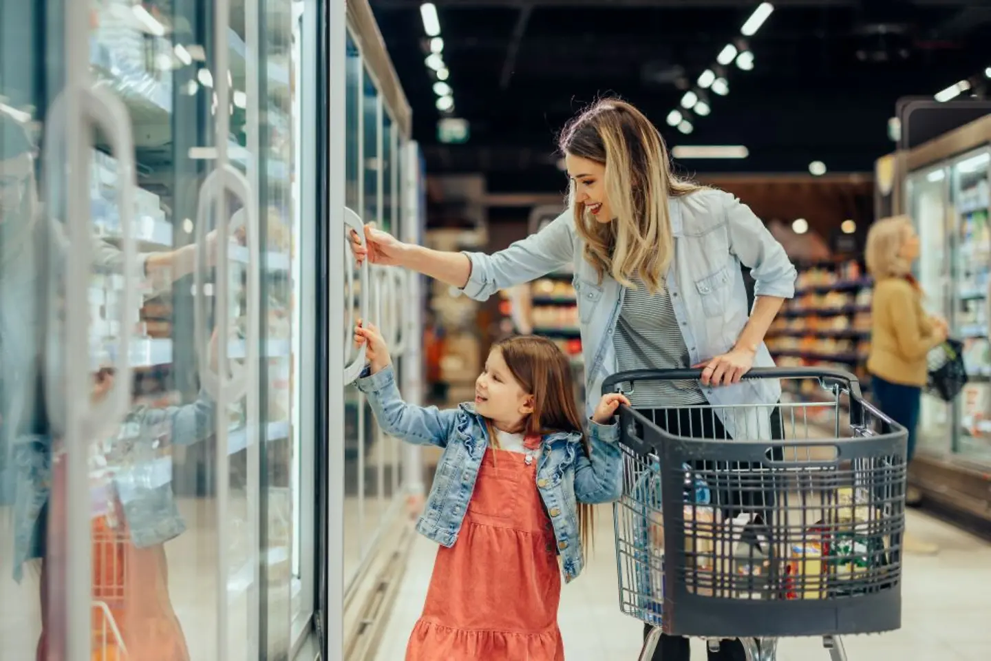 Cliente com criança fazendo compras em uma mercearia