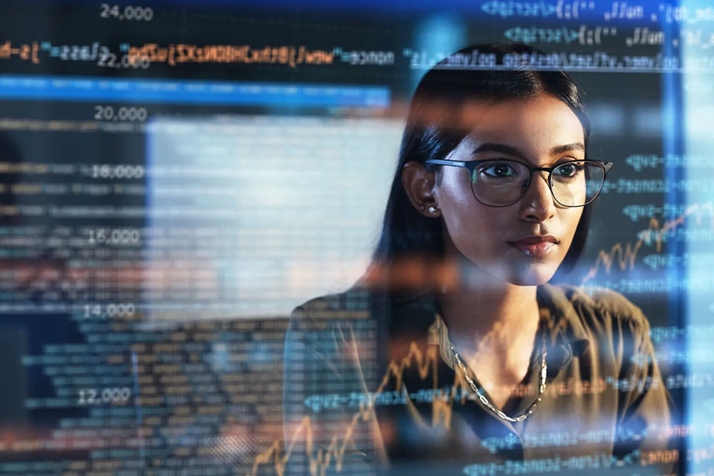 Um especialista em TI lê um script ou programa em uma tela digital.