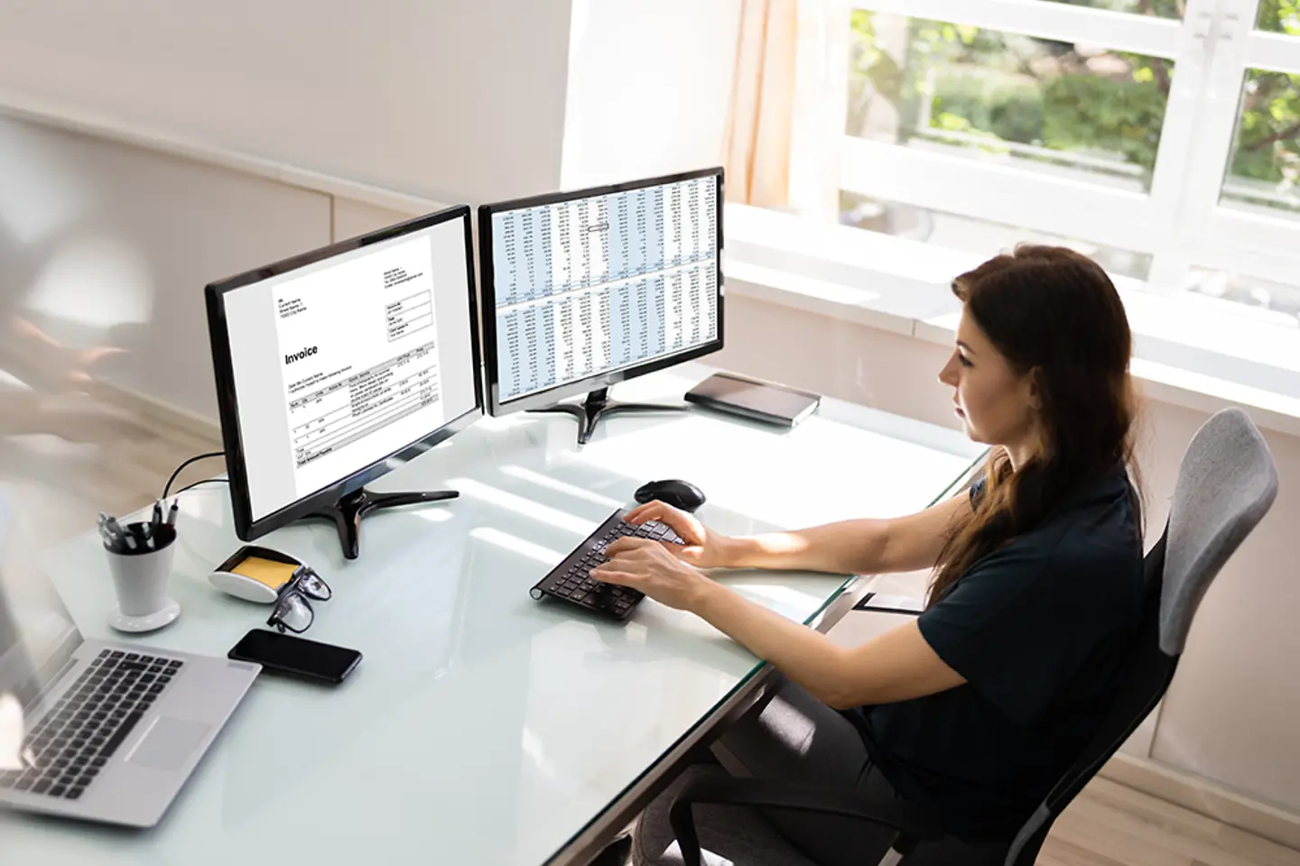 Um contador usa um software de faturamento eletrônico em um PC