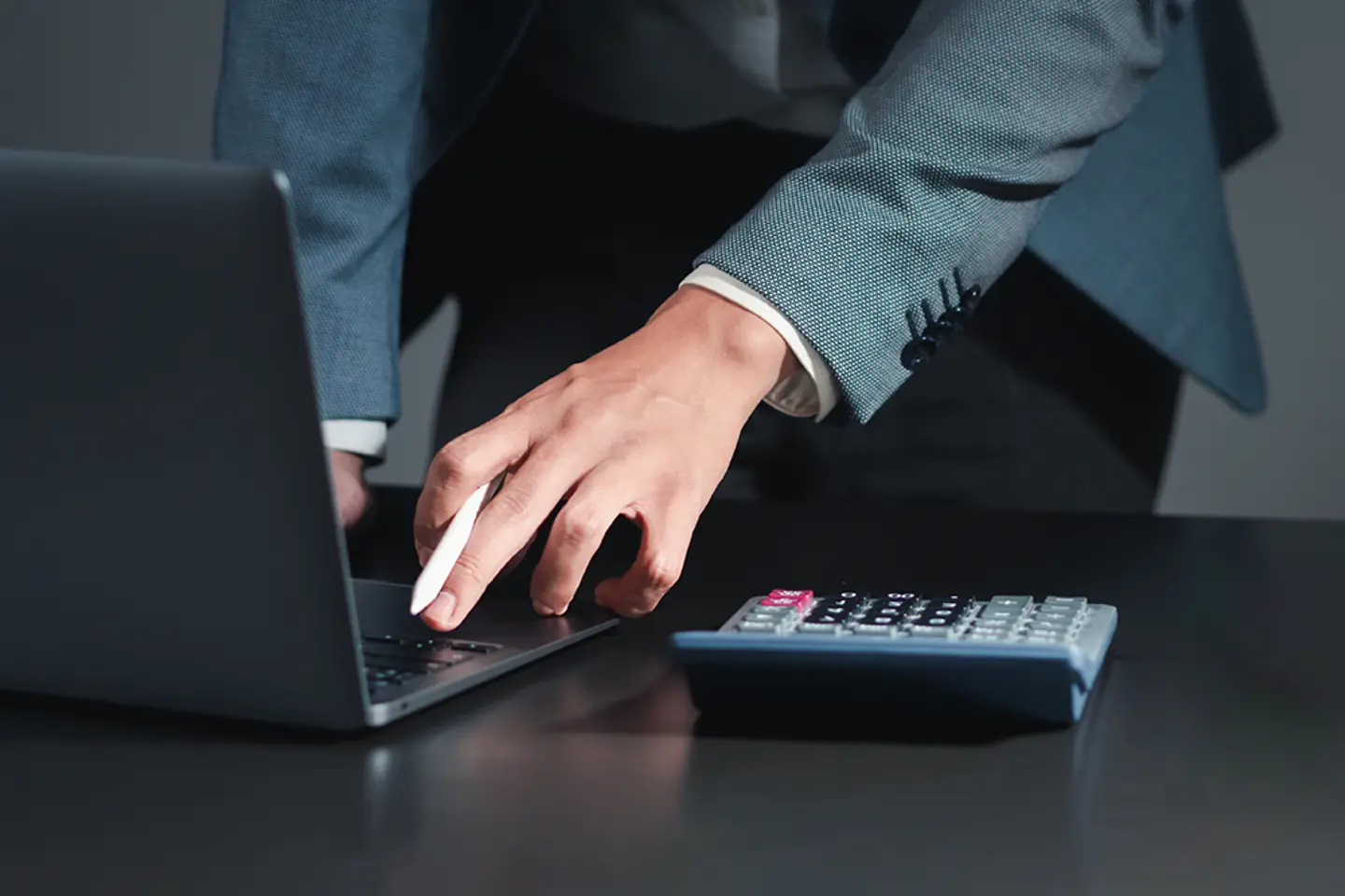 Vista general de la empresa con computadoras, finanzas de la empresa e inversiones