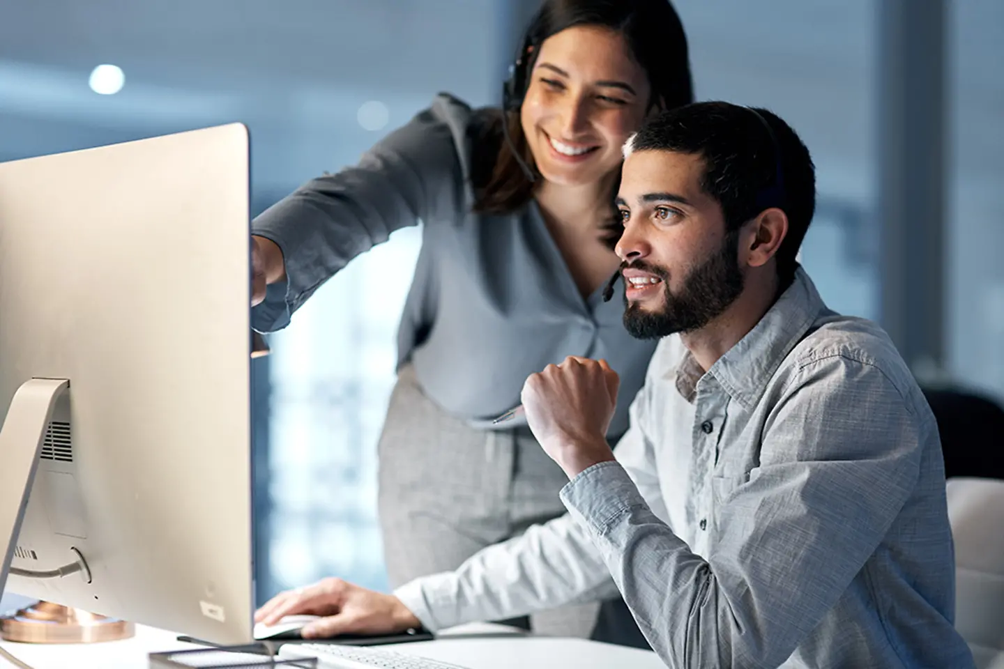Callcenter: manager en telemarketingteam achter de computer tijdens een softwaretraining