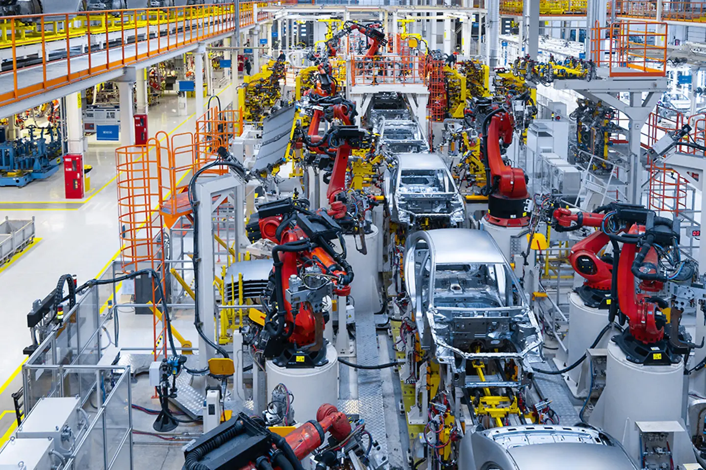 Línea de producción en una moderna fábrica de automóviles