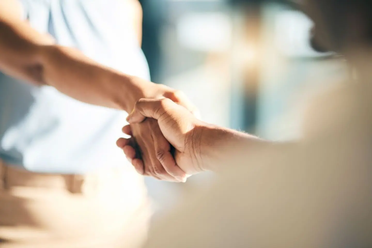 2 hands in a handshake