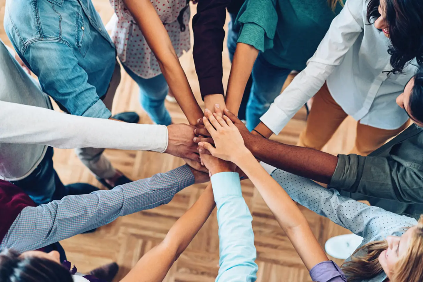 Ein Team hält die Hände übereinander