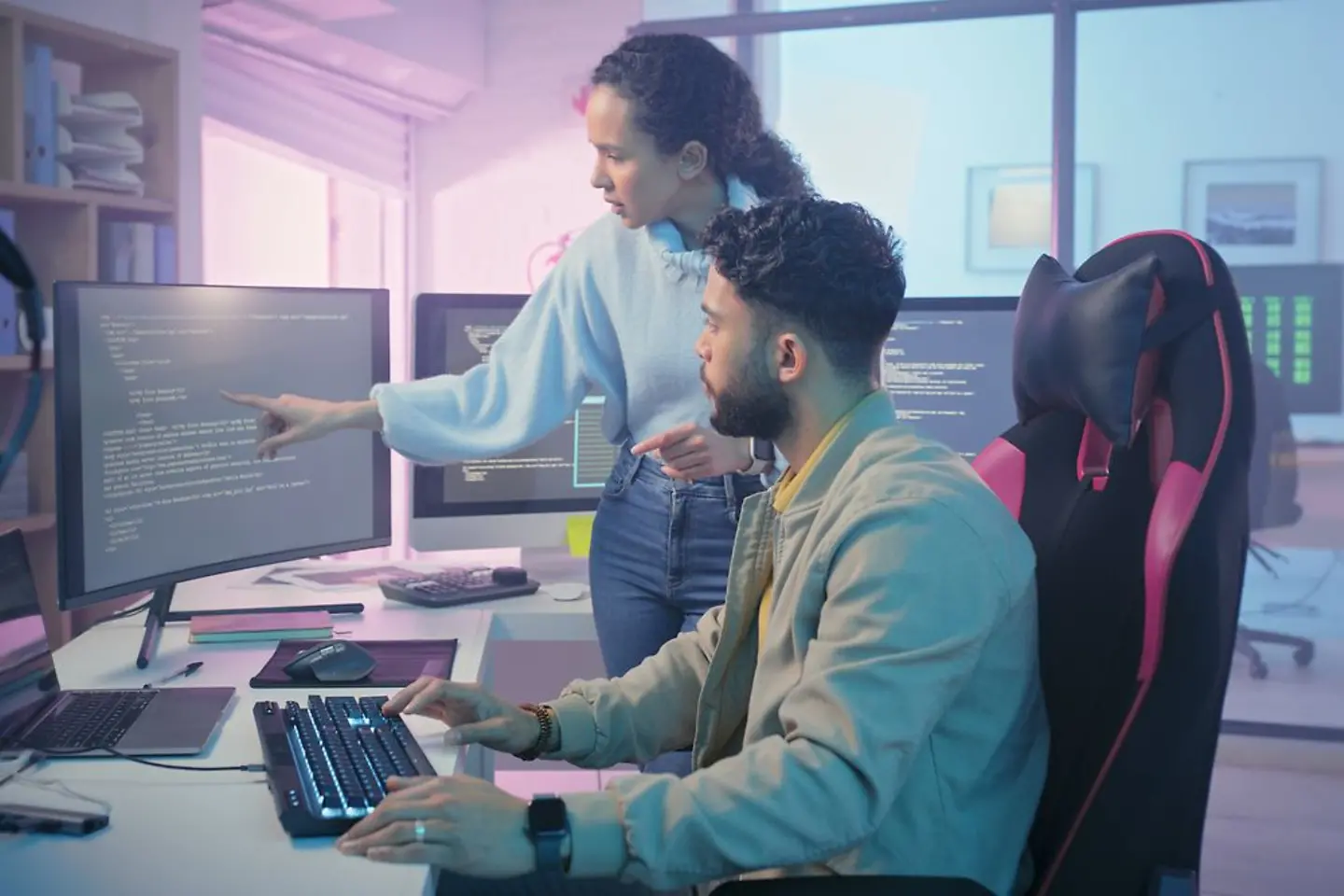 Funcionários que usam a segurança cibernética no computador