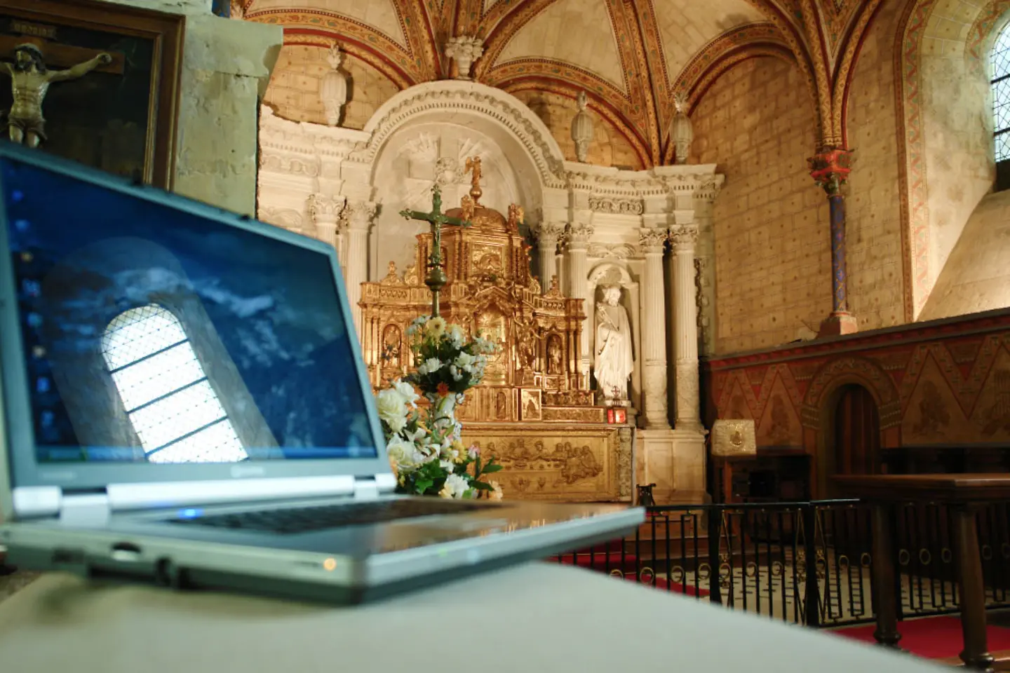 Un ordenador portátil en una iglesia