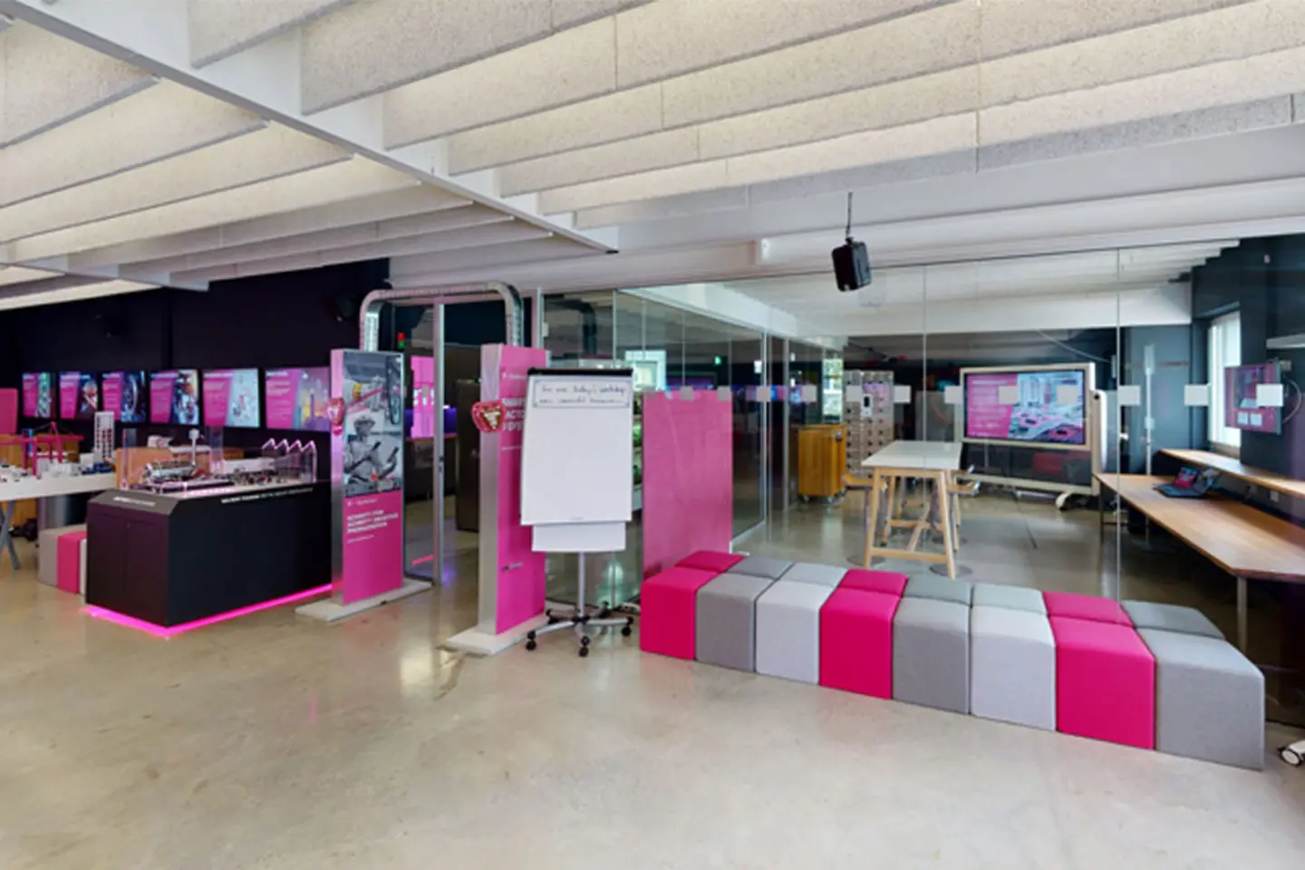 Sala de talleres del Centro de Innovación con sillas de colores separadas por una pared de cristal