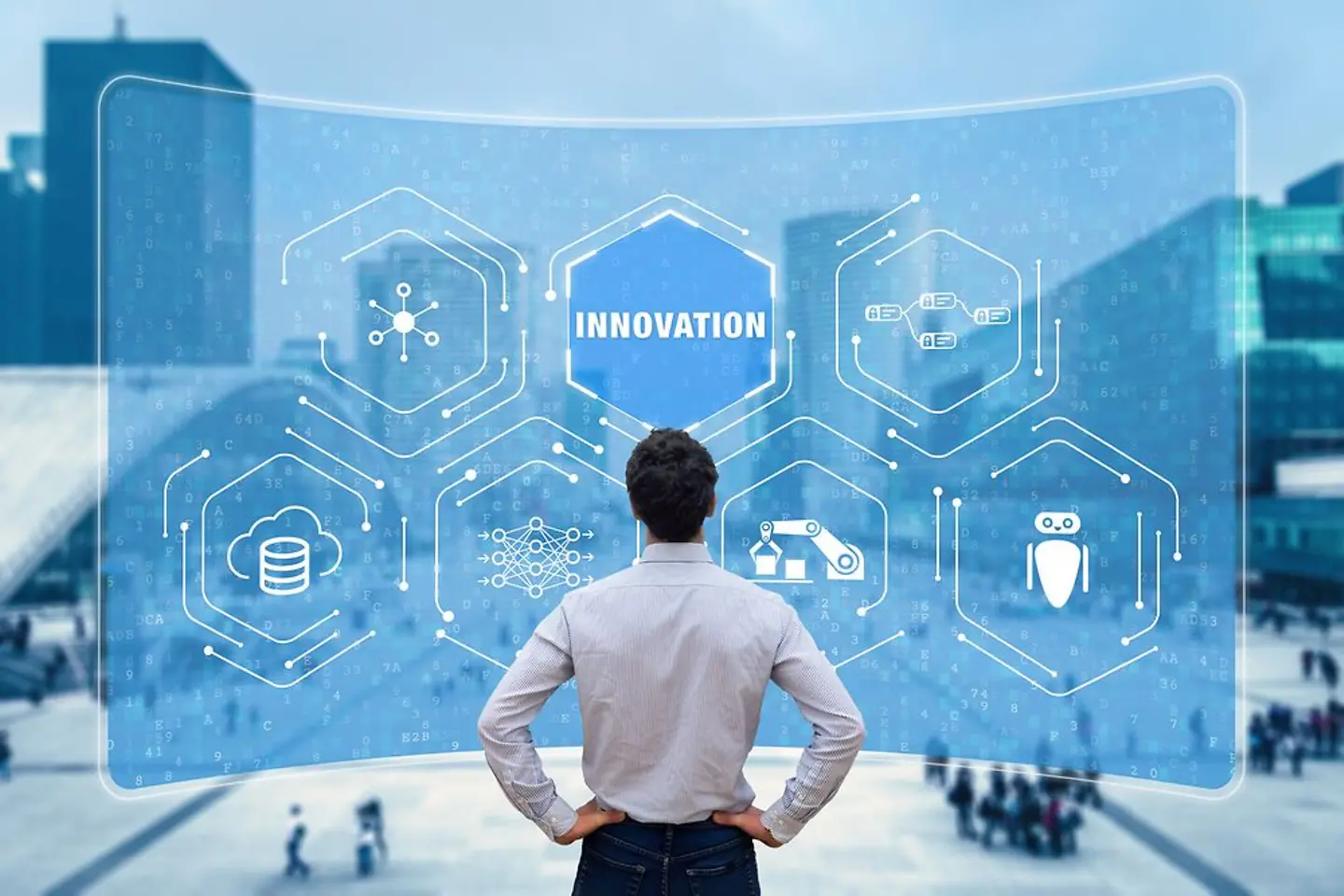 Mann schaut auf einen großen Bildschirm mit komplexen Grafiken